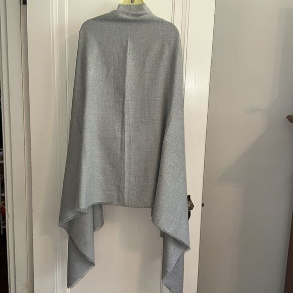 NWT Urban Outfitters gray polyester/viscose very large shawl/wrap - Picture 5 of 5